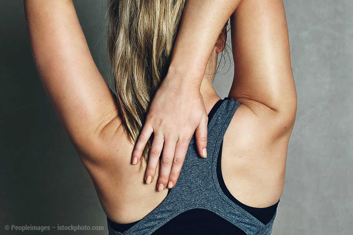 Frau dehnt ihren Rücken für eine bessere Rückengesundheit
