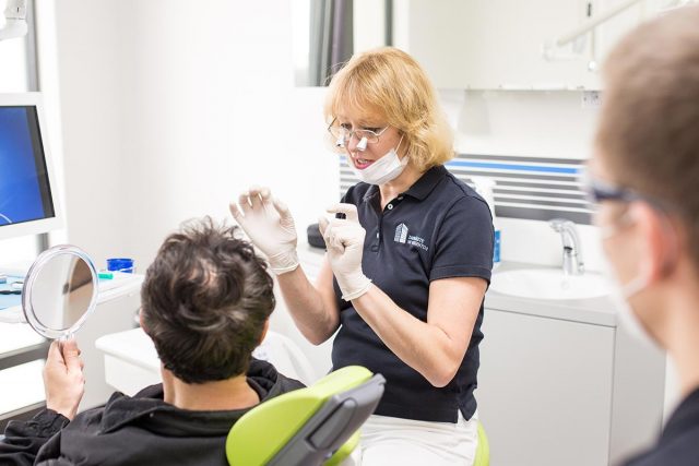 Zahnärztin Dorothee Scheytt beantwortet Fragen zur Professionellen Zahnreinigung in Ulm