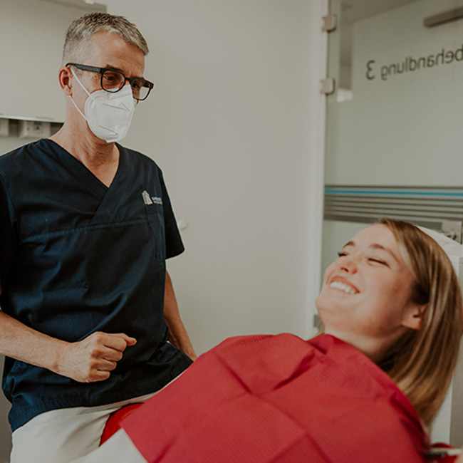 Freundlicher Zahnarzt vor der Behandlung in moderner Zahnarztpraxis